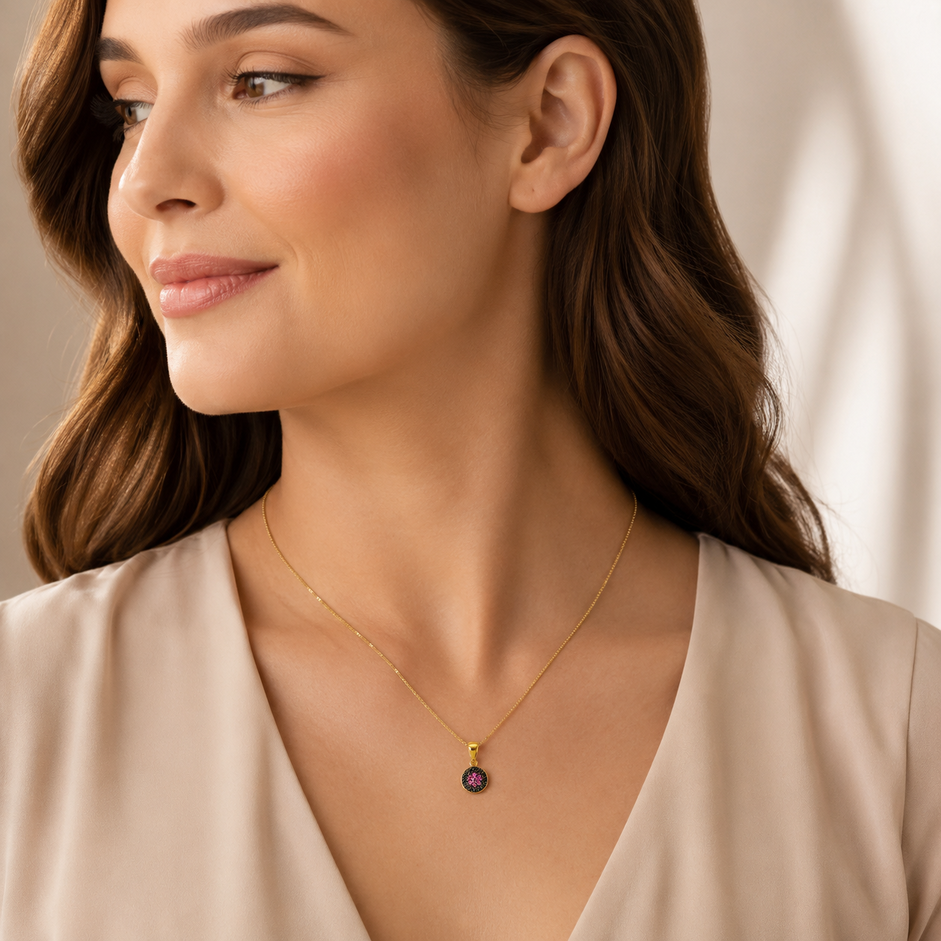 Colar Pingente Cravejado em Pedras Pretas com Flor Central Rosa Banhado a Ouro 18k com Zircônias - 40cm
