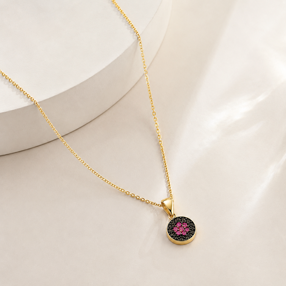 Colar Pingente Cravejado em Pedras Pretas com Flor Central Rosa Banhado a Ouro 18k com Zircônias - 40cm