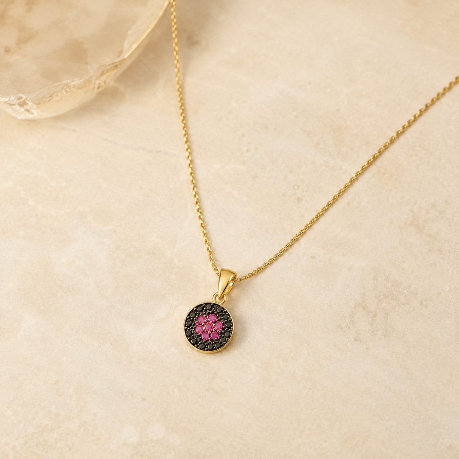 Colar Pingente Cravejado em Pedras Pretas com Flor Central Rosa Banhado a Ouro 18k com Zircônias - 40cm