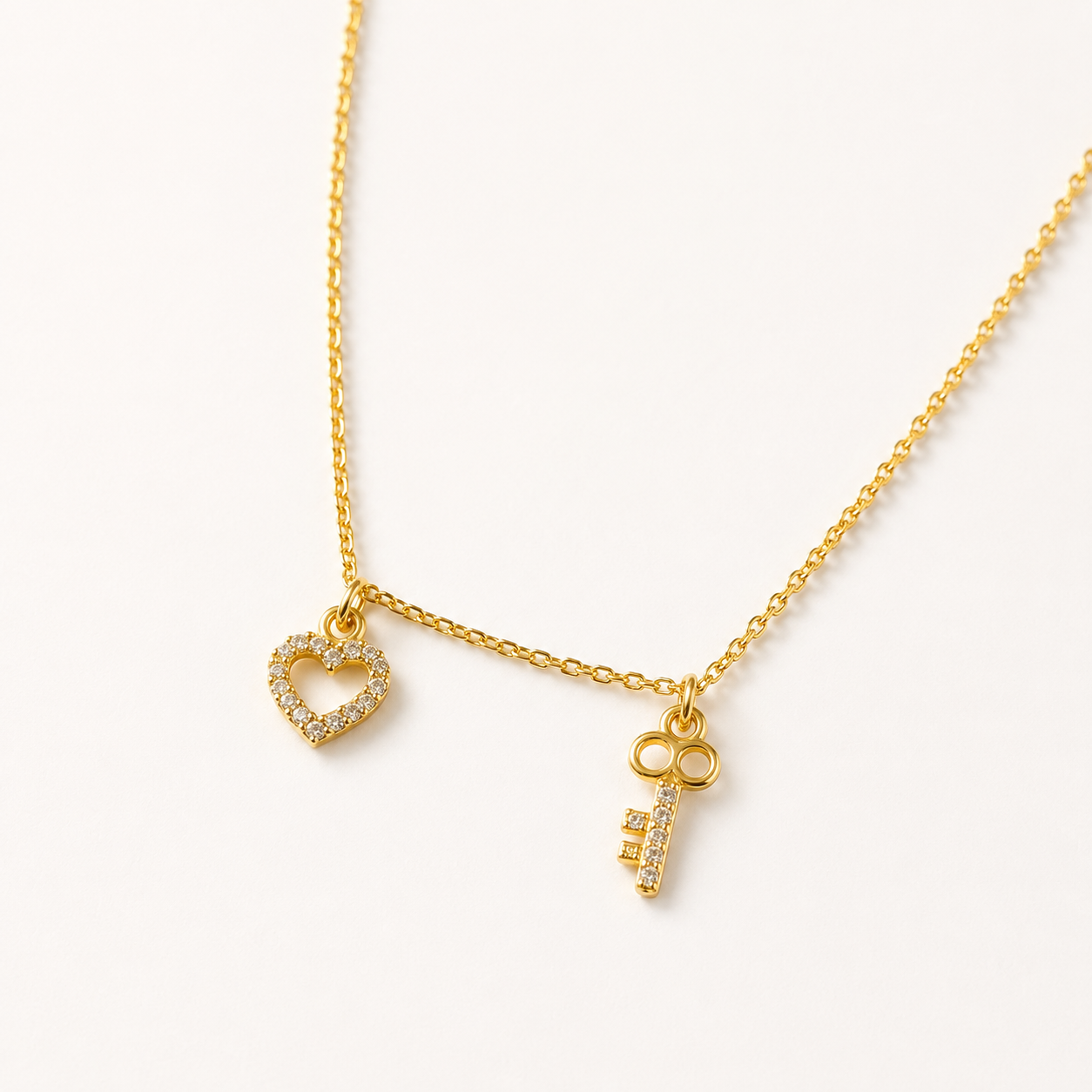 Colar Coração e Chave Cravejados Banhado a Ouro 18k - 60 cm