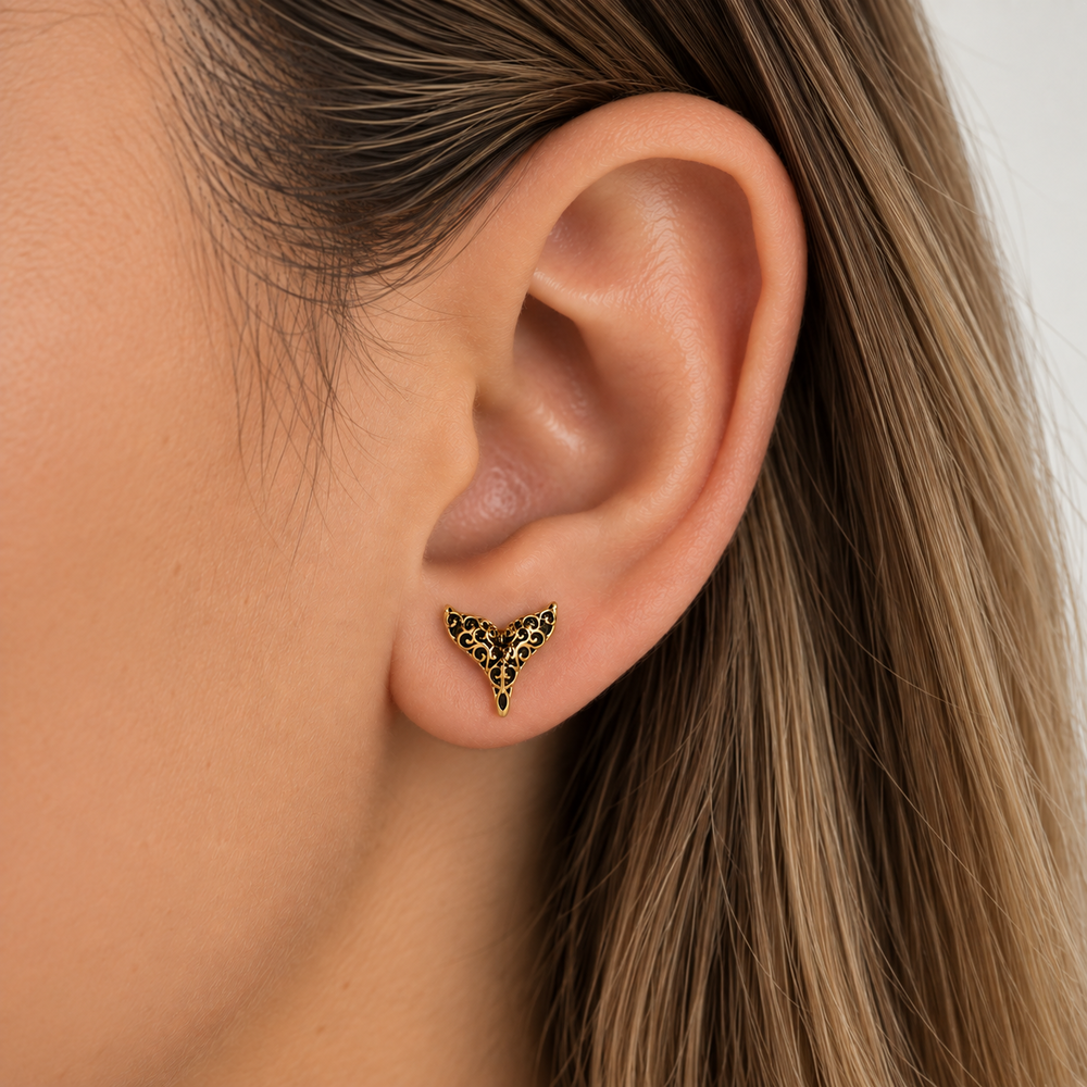 Brinco Rabo de Sereia com Detalhes em Preto Banhado a Ouro 18k - 8 mm