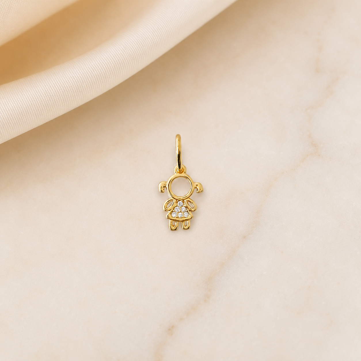 Pingente Vazado Menina Banhado a Ouro 18k com Zircônias - 1cm