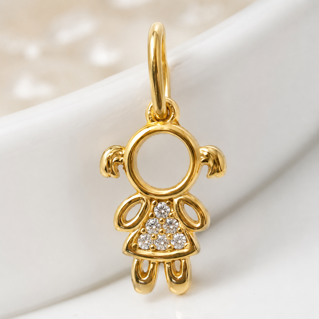 Pingente Vazado Menina Banhado a Ouro 18k com Zircônias - 1cm