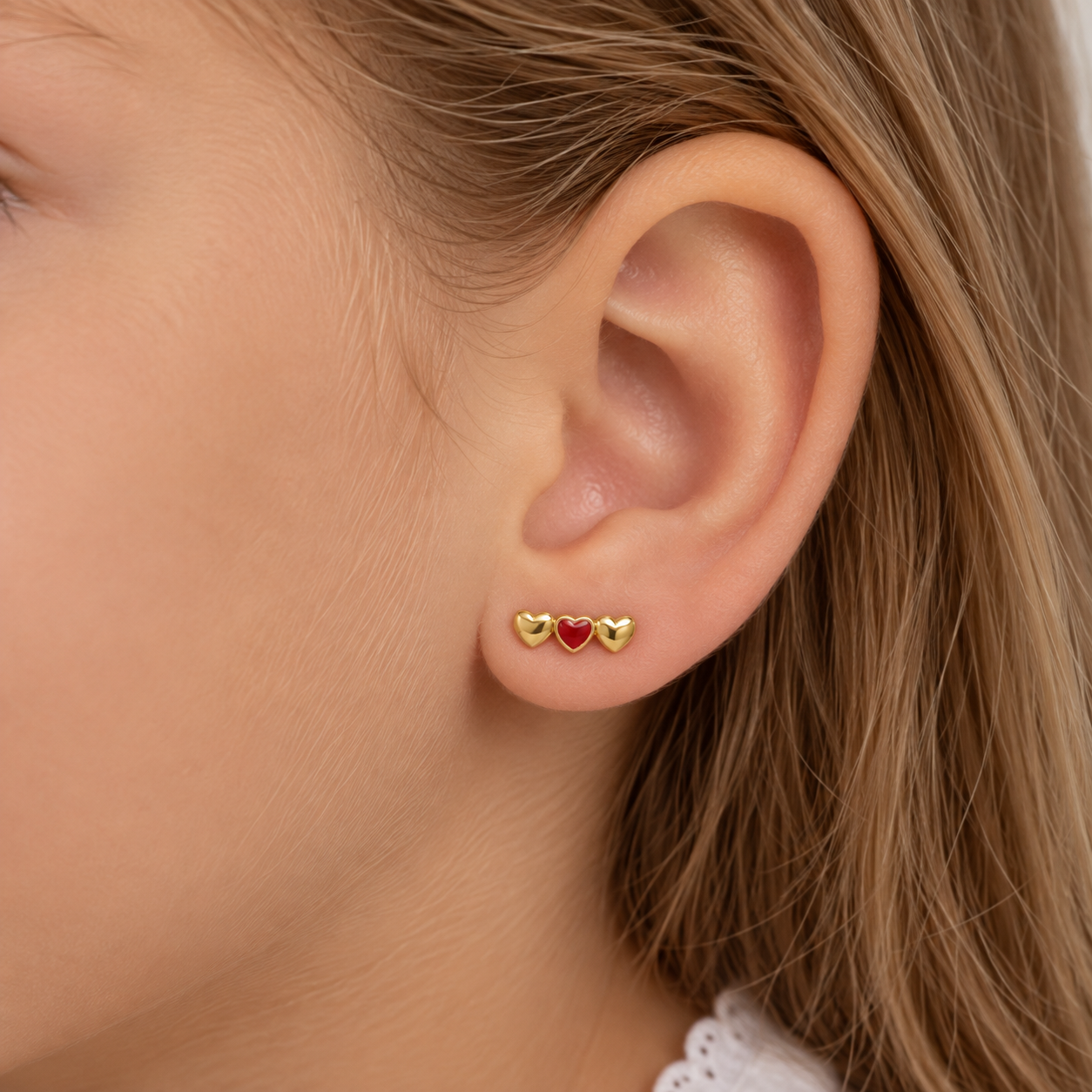 Brinco Infantil 2 Corações Lisos e 1 Vermelho Banhado a Ouro 18k - 1 cm