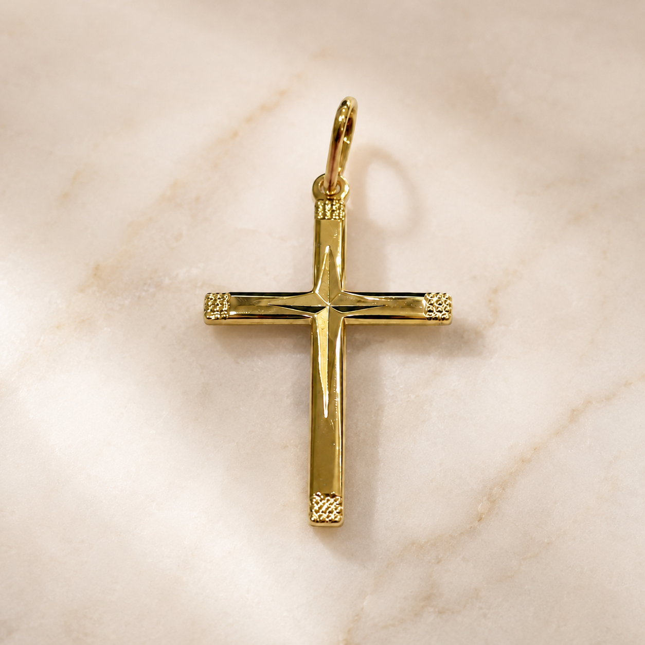 Pingente Cruz Crucifixo Trabalhado Banhado a Ouro 18k - 2,5 cm