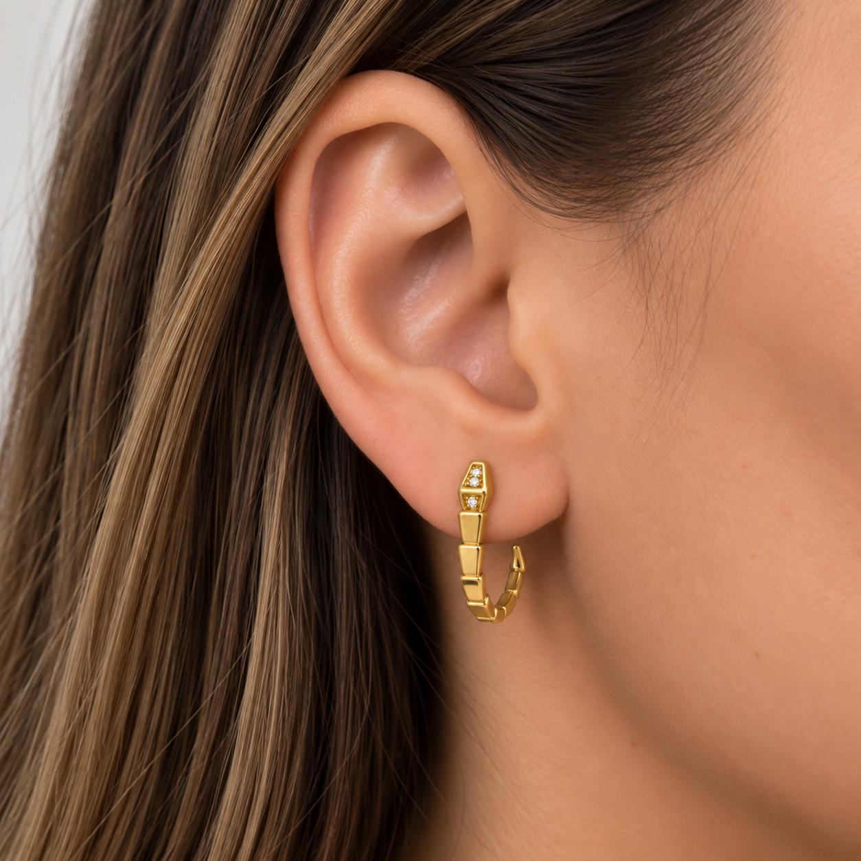 Brinco Ear Hook Estilo Escama Banhado a Ouro 18k com Zircônias - 1,8 cm
