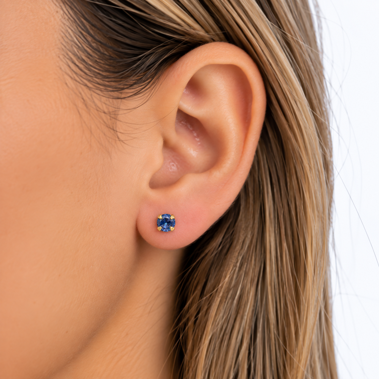 Brinco Ponto de Luz Azul Banhado a Ouro 18k com Zircônia - 4 mm