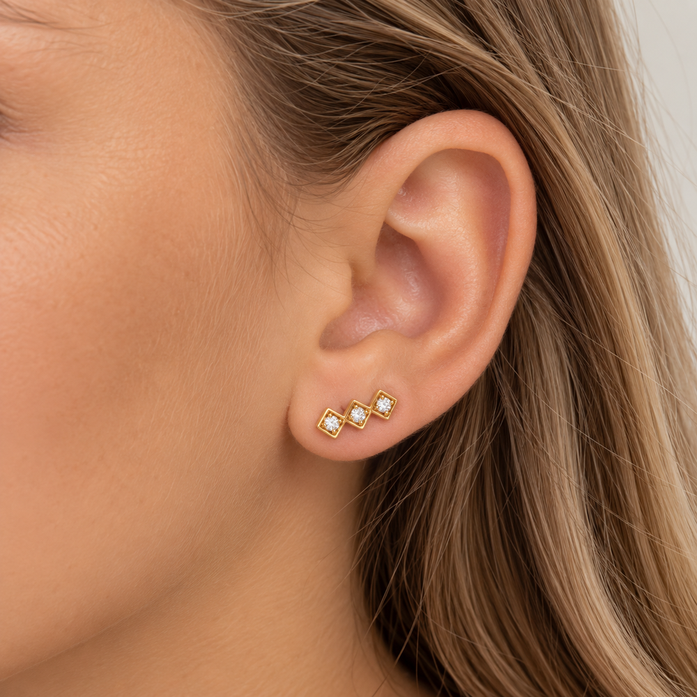 Brinco 3 Losangos com Pedras Banhado a Ouro 18k com Zircônias - 1,1 cm