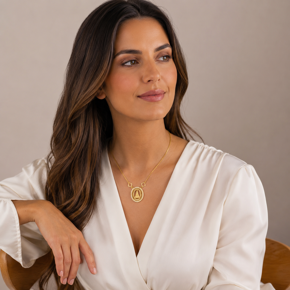 Colar Medalha Vazada Nossa Senhora Com Borda Cravejada Banhado a Ouro 18k com Zircônias - 45 cm + 4 cm (Alongador)