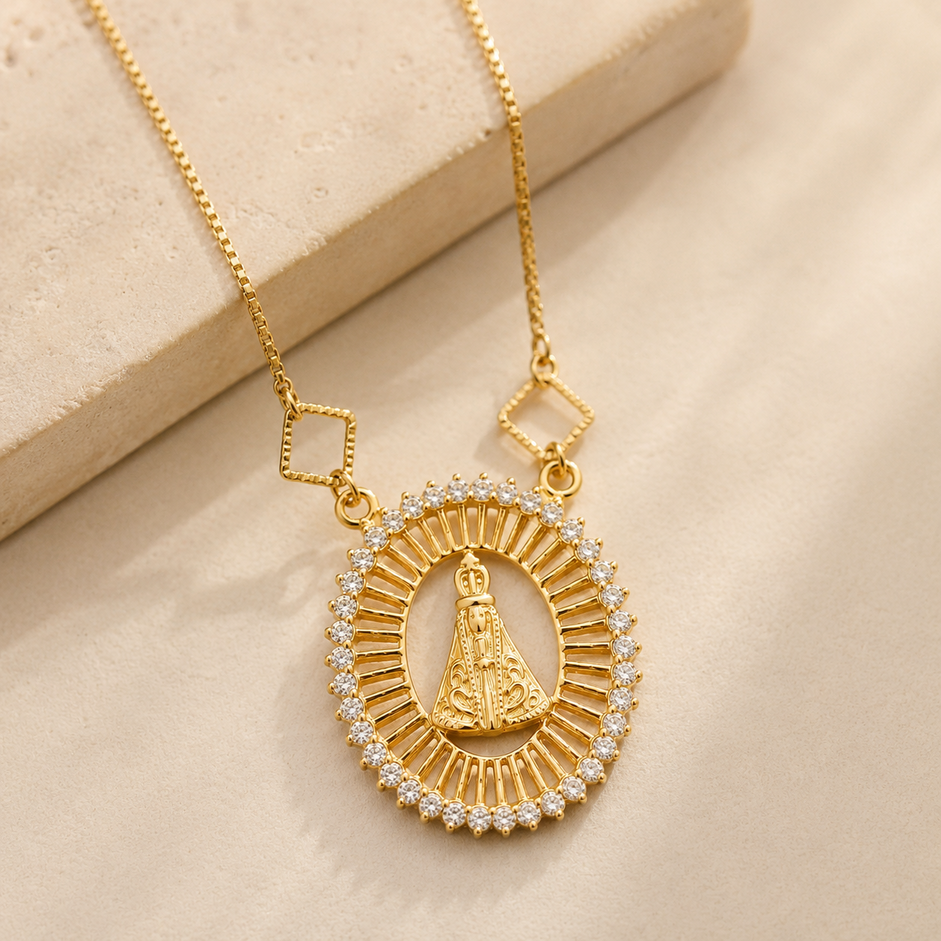 Colar Medalha Vazada Nossa Senhora Com Borda Cravejada Banhado a Ouro 18k com Zircônias - 45 cm + 4 cm (Alongador)