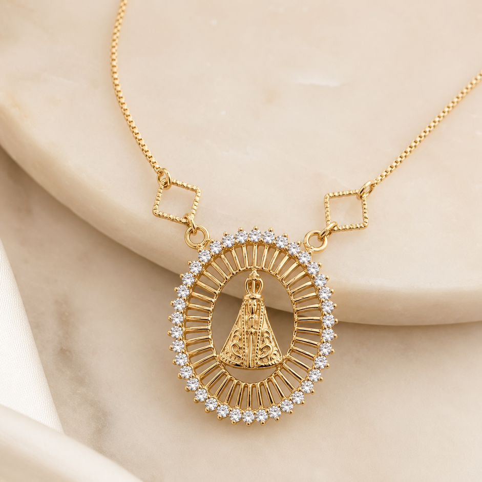 Colar Medalha Vazada Nossa Senhora Com Borda Cravejada Banhado a Ouro 18k com Zircônias - 45 cm + 4 cm (Alongador)