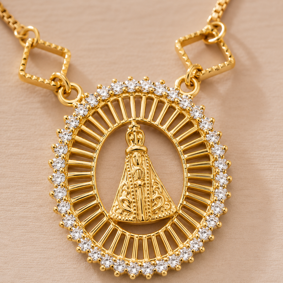 Colar Medalha Vazada Nossa Senhora Com Borda Cravejada Banhado a Ouro 18k com Zircônias - 45 cm + 4 cm (Alongador)