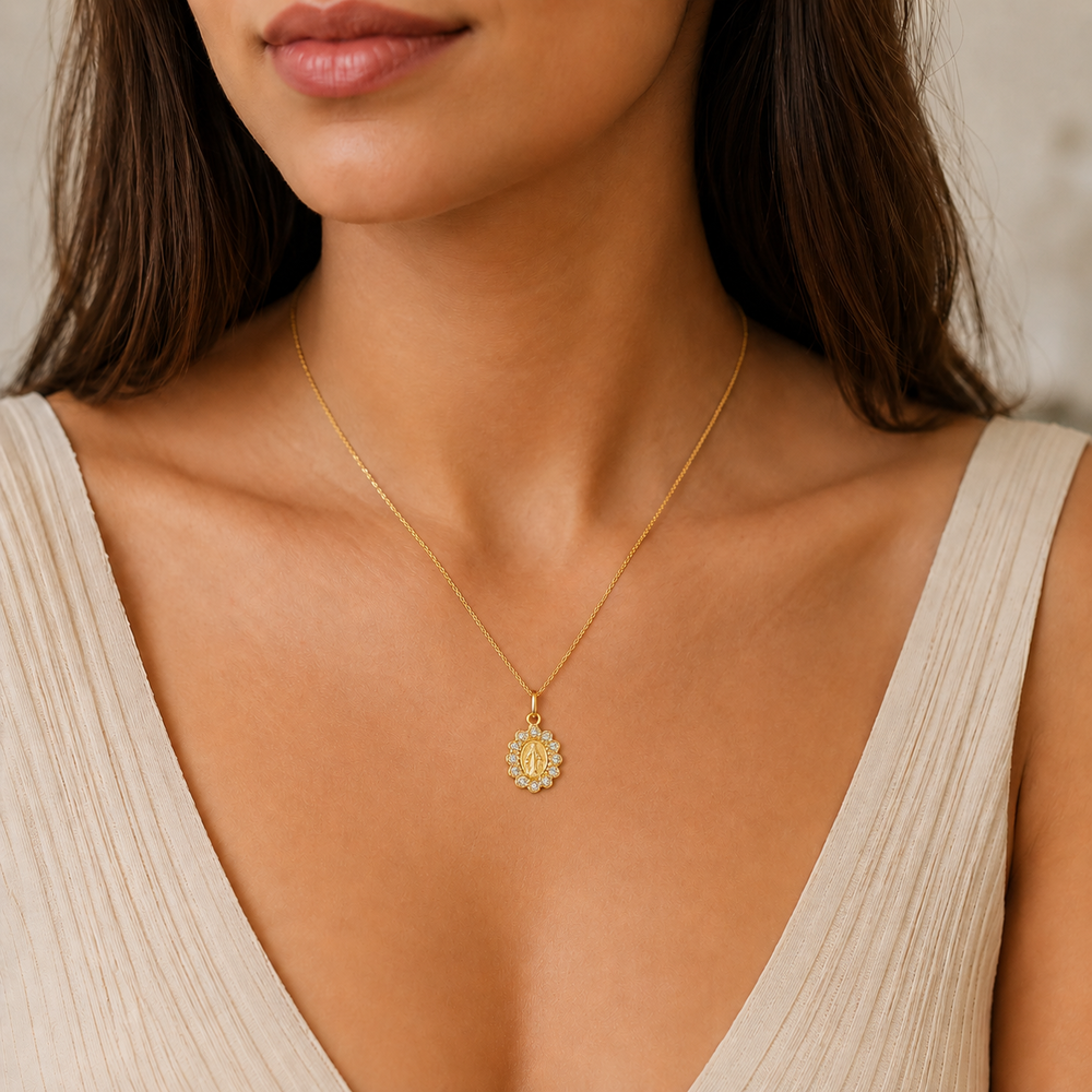 Pingente Nossa Senhora Borda com Pedras Banhada a Ouro 18k com Zircônias -1,5 cm