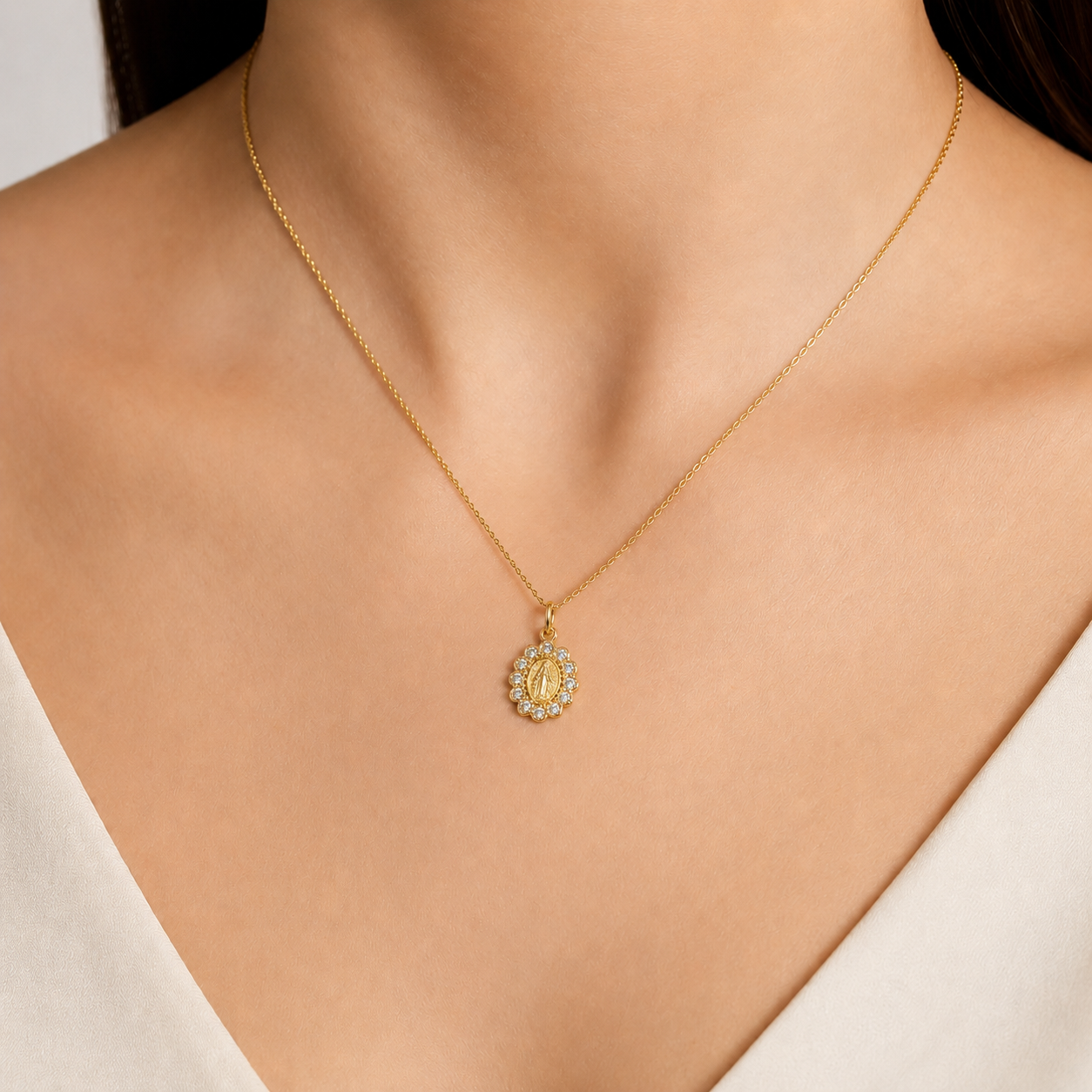 Pingente Nossa Senhora Borda com Pedras Banhada a Ouro 18k com Zircônias -1,5 cm