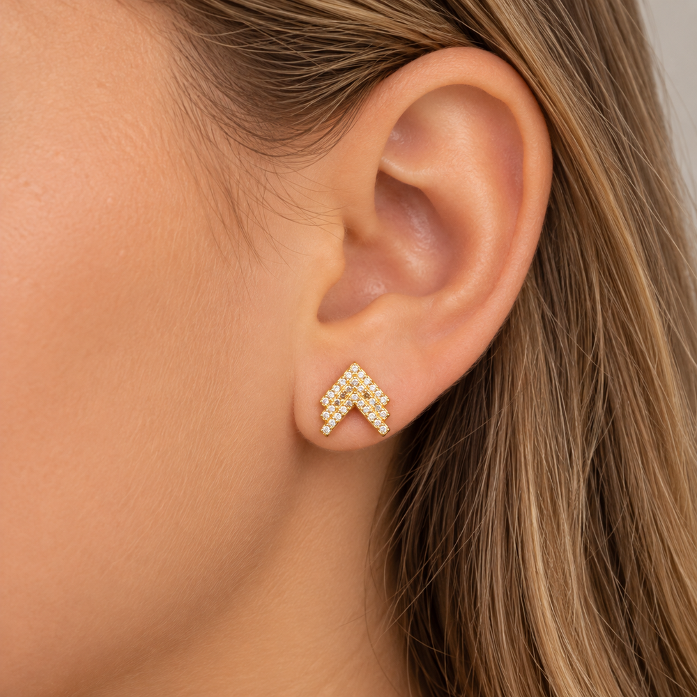 Brinco Estilo Seta Cravejada Banhado a Ouro 18k com Zircônias - 9 mm