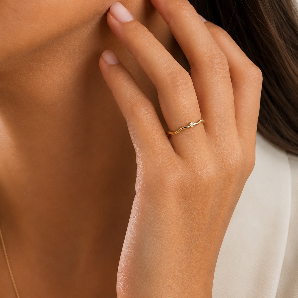 Anel Estilo Onda Banhado a Ouro 18k com Mini Zircônia