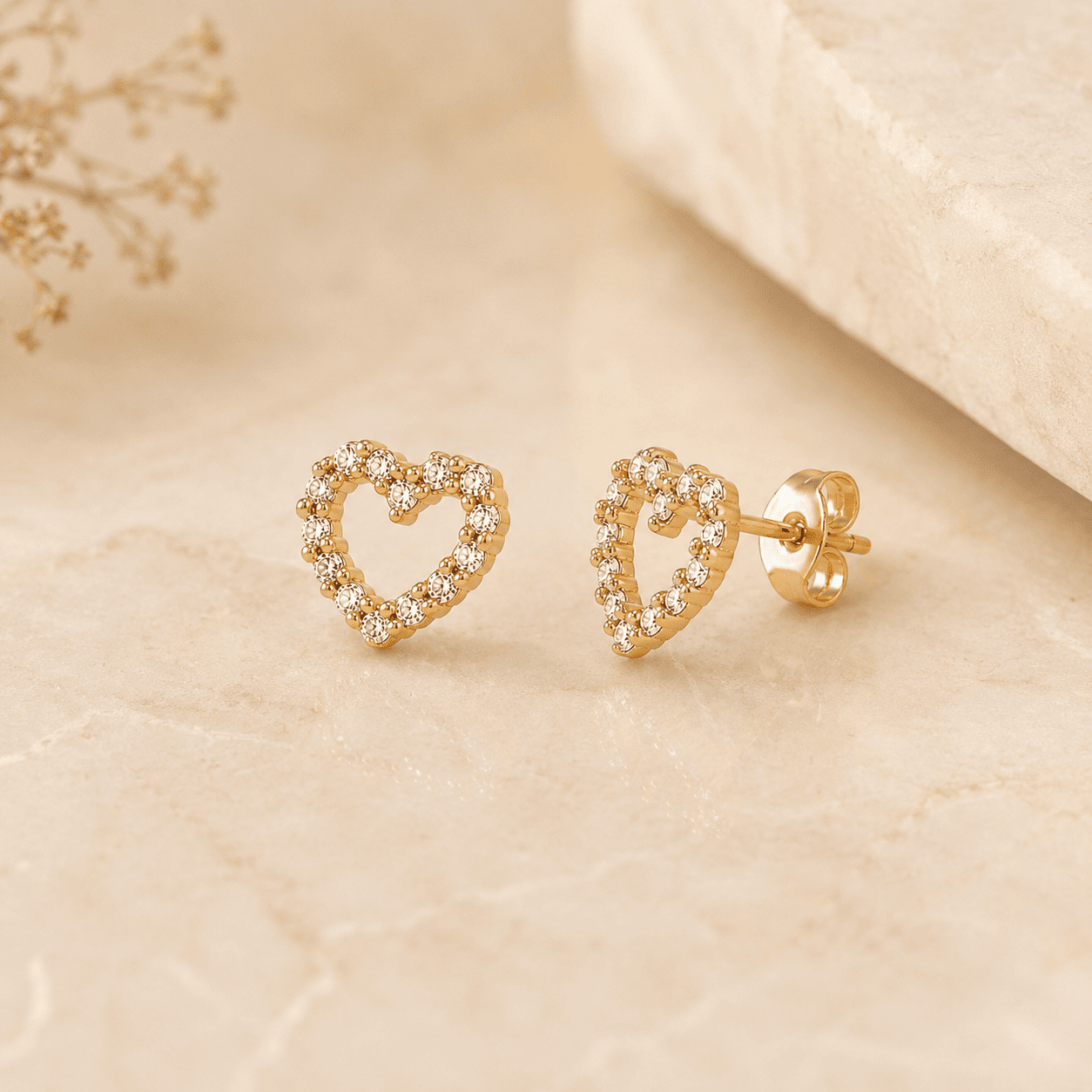 Brinco Coração Banhado a Ouro 18k Vazado com Zircônias - 8mm