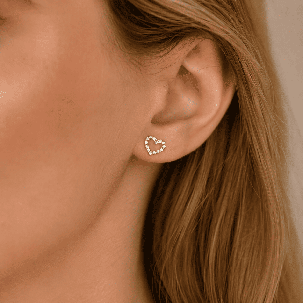 Brinco Coração Banhado a Ouro 18k Vazado com Zircônias - 8mm