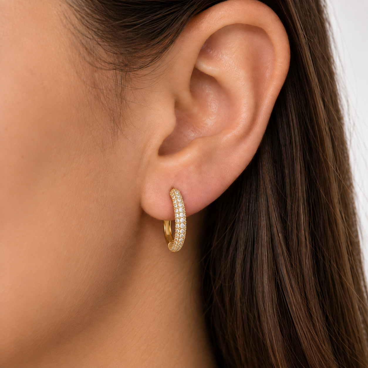 Brinco Argola Click Frente Cravejada Banhado a Ouro 18k com Zircônias - 2 cm
