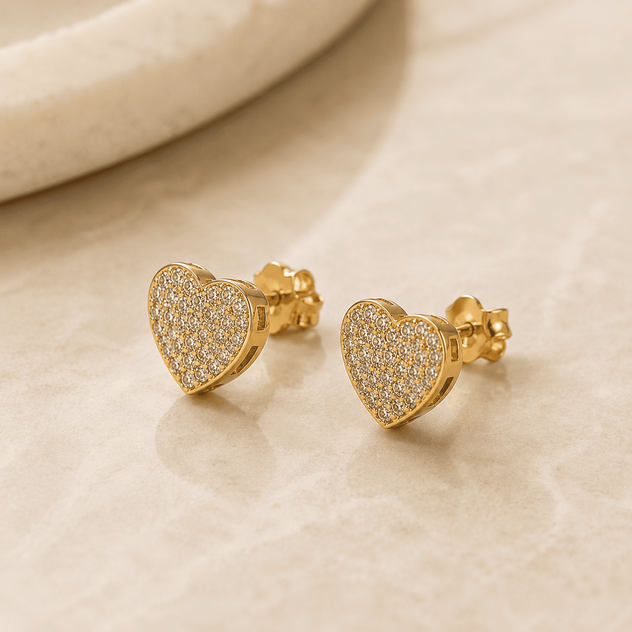 Brinco Coração Banhado a Ouro 18k com Zircônias - 0,8cm