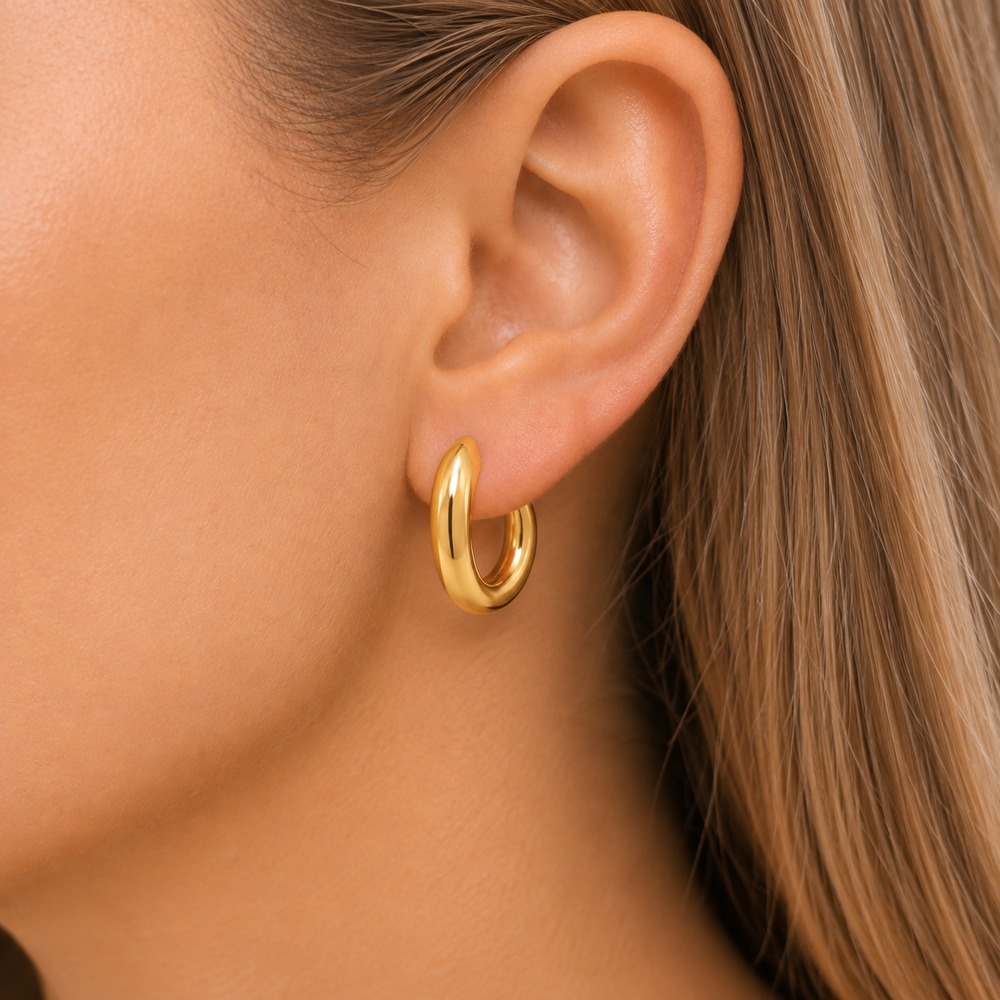 Argola Aberta Oval Assimétrica Banhada a Ouro 18k Lisa - 2,2 cm