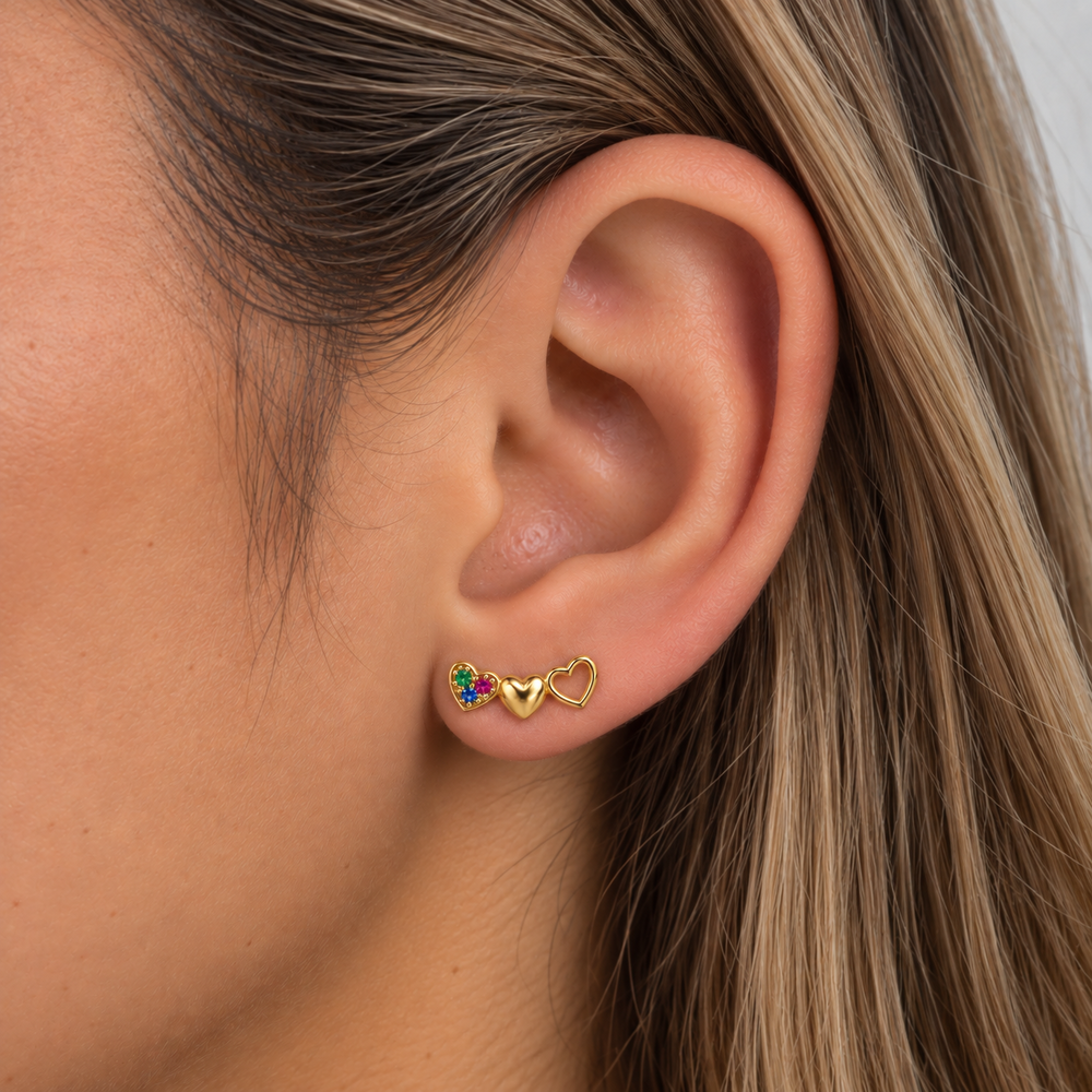 Brinco Ear Cuff 3 Corações Detalhe Colorido Banhado a Ouro 18k com Zircônias - 1,4 cm
