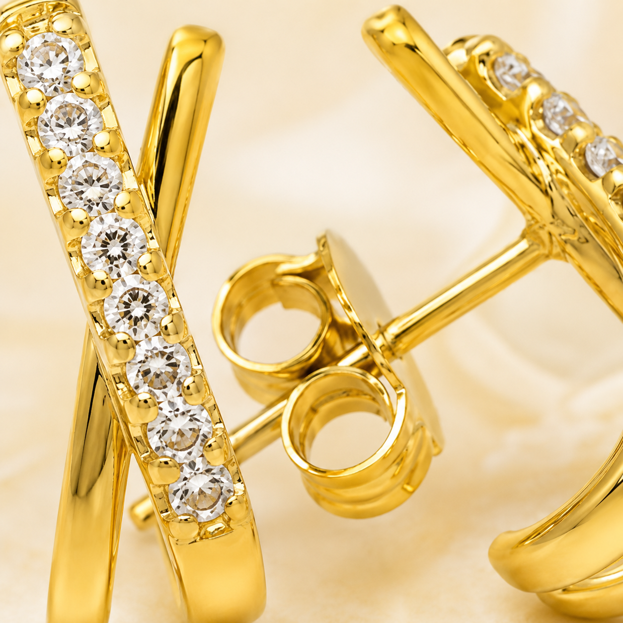 Brinco Earhook Estilo X Banhado a Ouro 18k com Zircônias