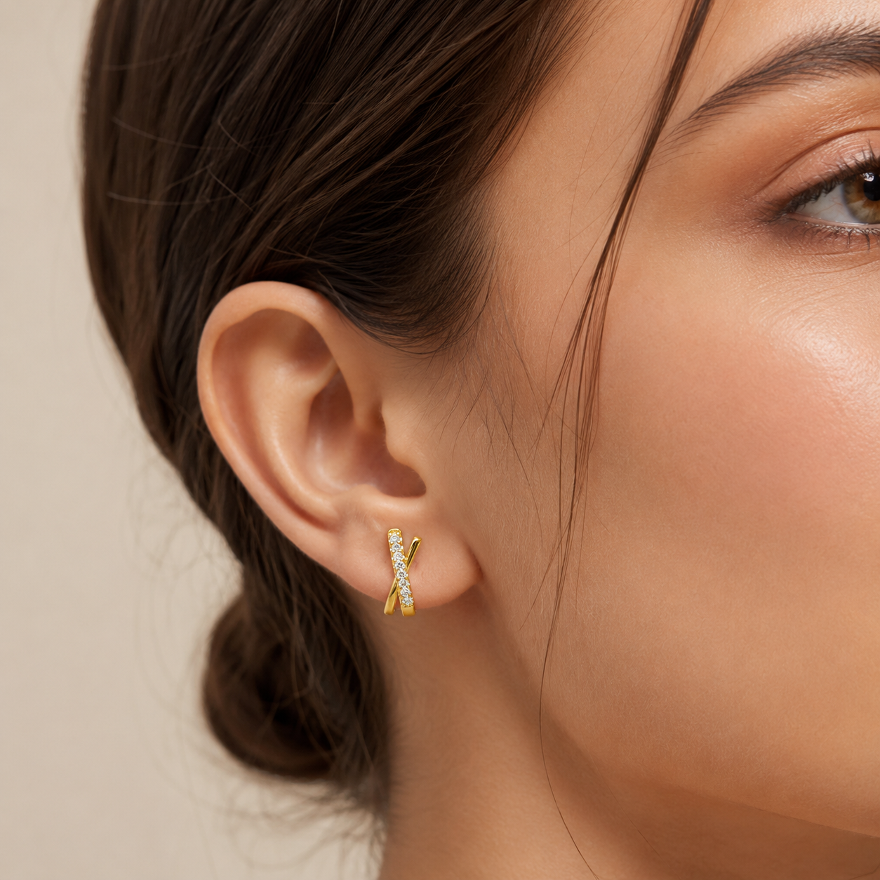 Brinco Earhook Estilo X Banhado a Ouro 18k com Zircônias
