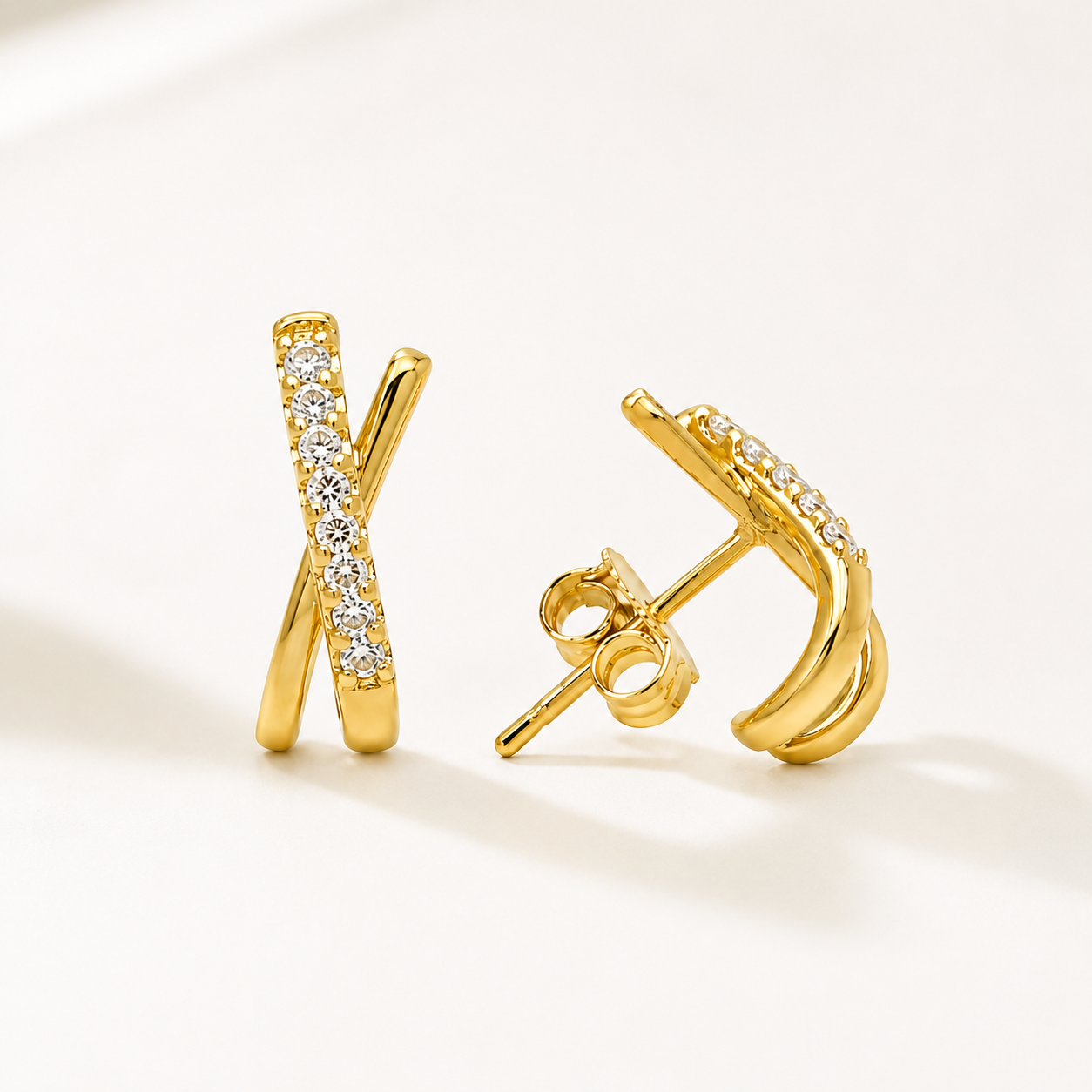 Brinco Earhook Estilo X Banhado a Ouro 18k com Zircônias