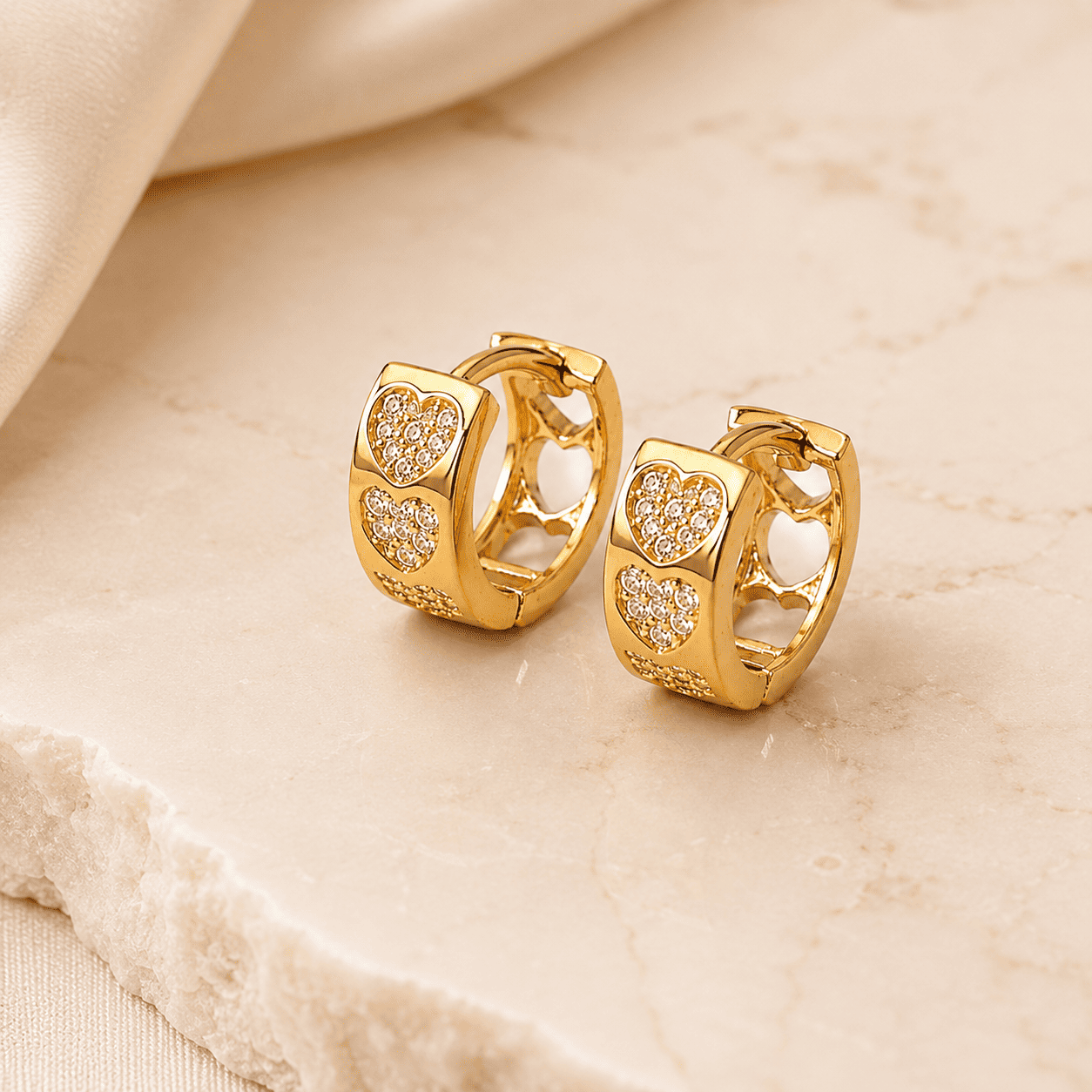 Brinco Argola Corações Banhado a Ouro 18k com Zircônias - 1,3cm