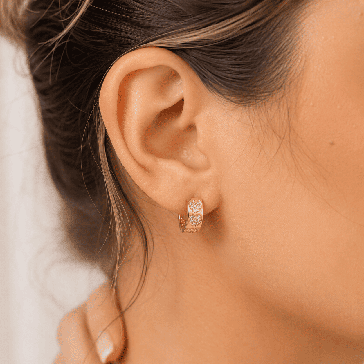 Brinco Argola Corações Banhado a Ouro 18k com Zircônias - 1,3cm