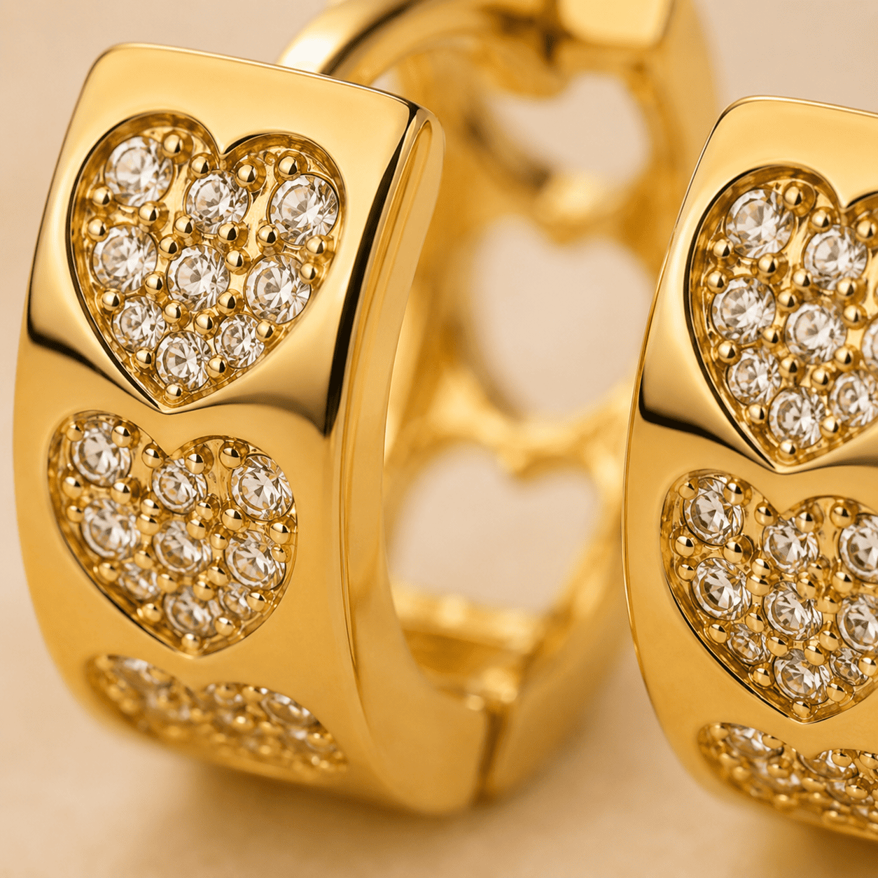 Brinco Argola Corações Banhado a Ouro 18k com Zircônias - 0,9cm