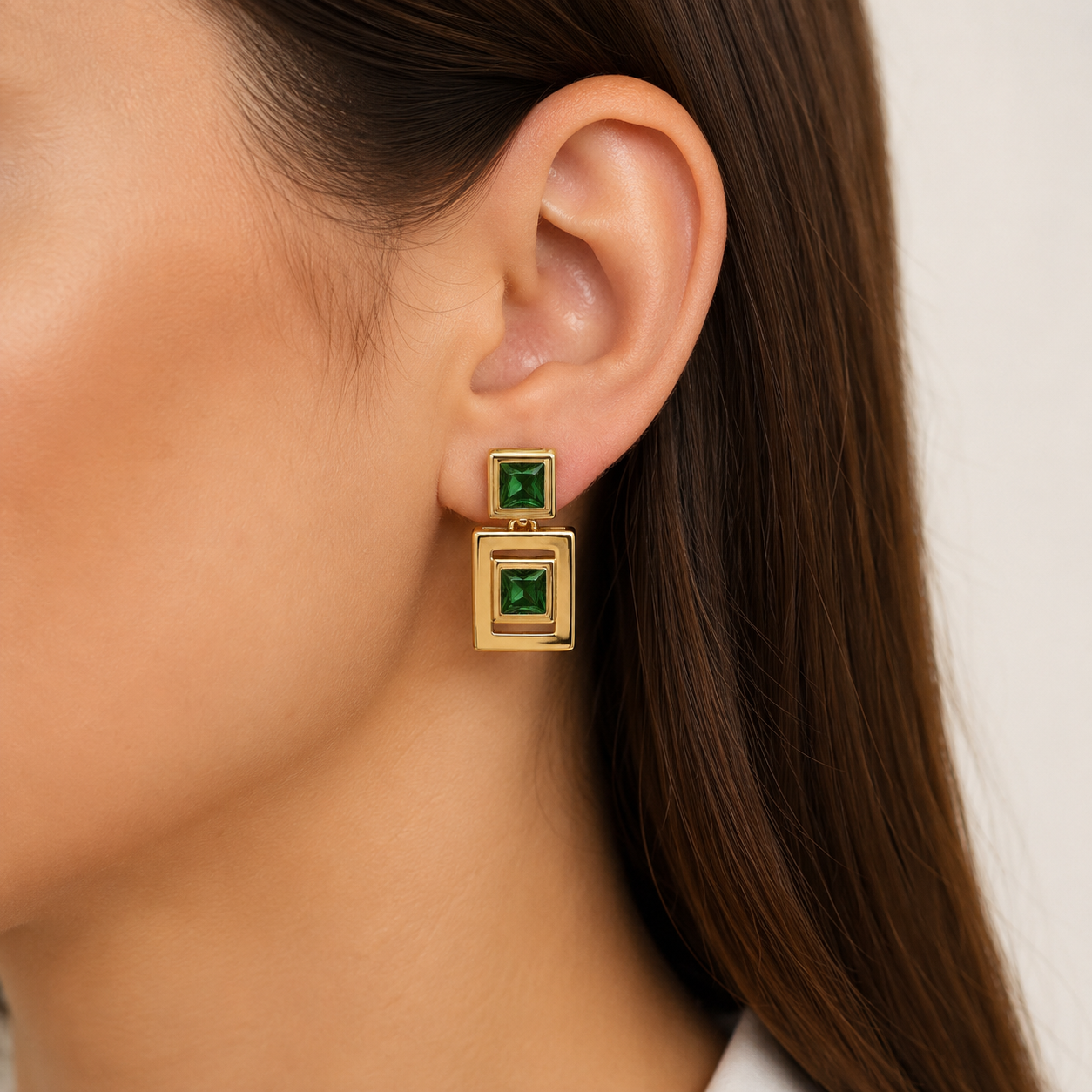 Brinco Pendente Quadrado Verde Banhado a Ouro 18k com Zircônias Verde - 1,8 cm