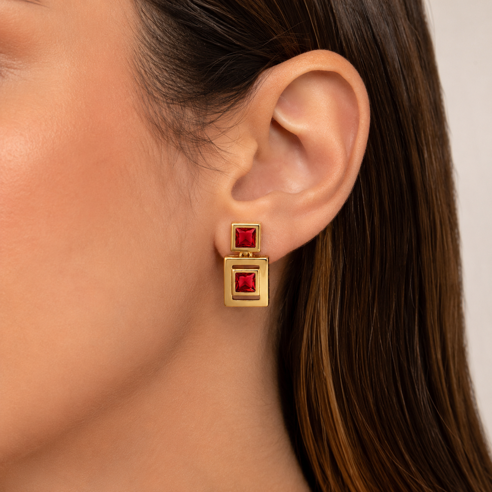 Brinco Pendente Quadrado Vermelho Banhado a Ouro 18k com Zircônias Vermelhas - 1,8 cm