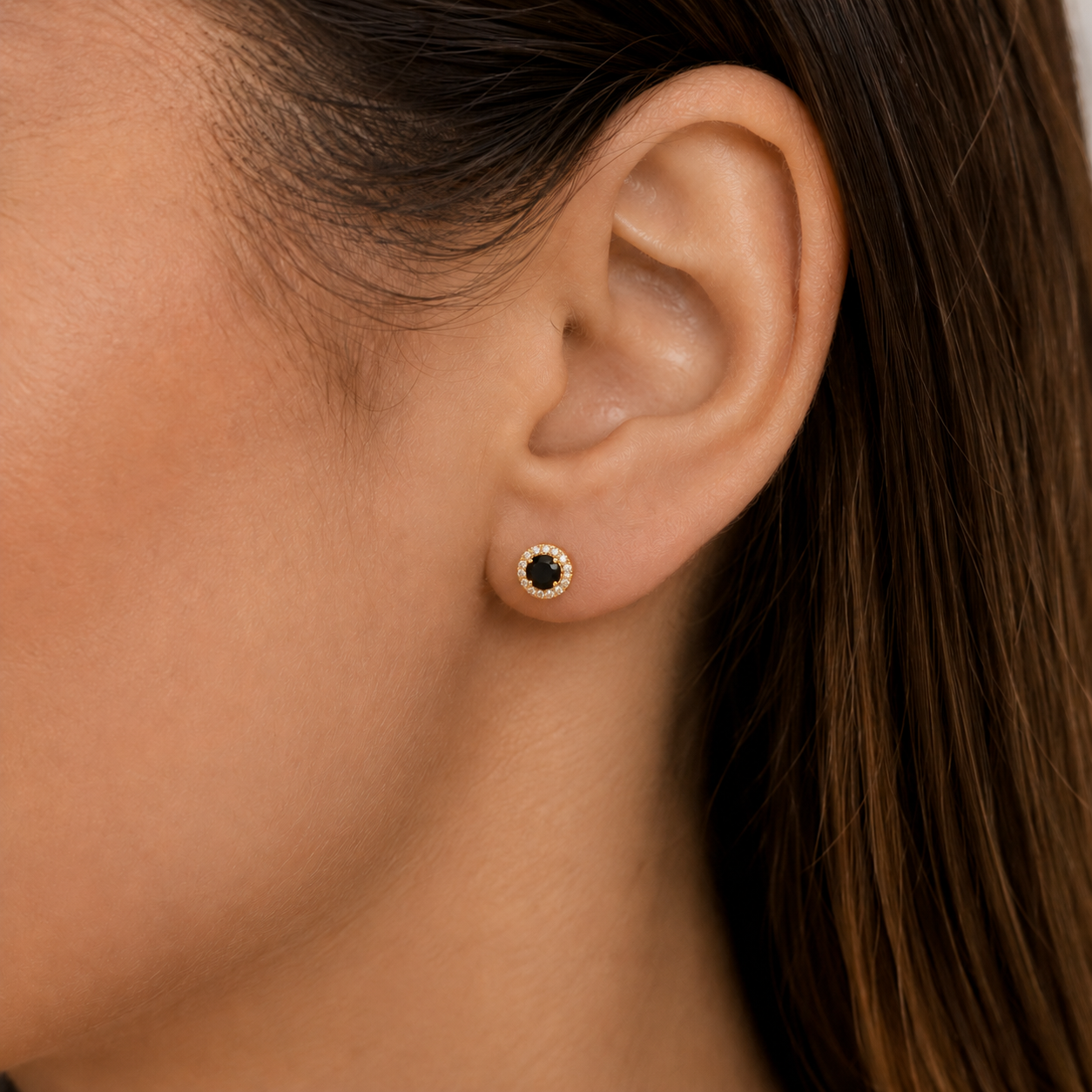 Brinco Redondo Preto Borda Cravejada Banhado a Ouro 18k com Zircônias - 5 mm