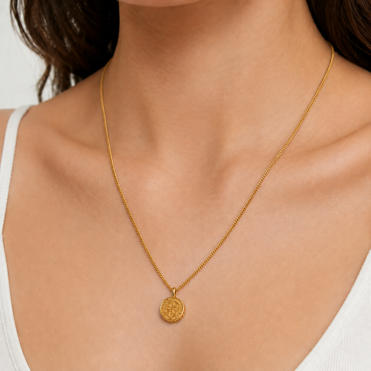 Colar Medalha Lateral Cravejada São Bento Banhado a Ouro 18k com Zircônias - 40 cm + 4 cm (Alongador)