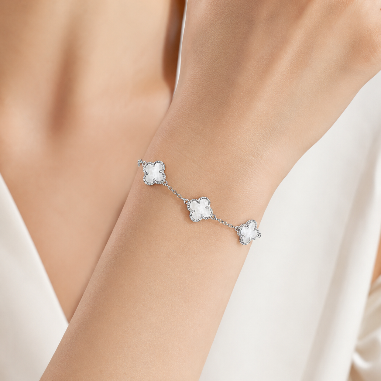 Pulseira Trevo Madrepérolas Folheada a Prata - 16 cm + 4 cm (Alongador)
