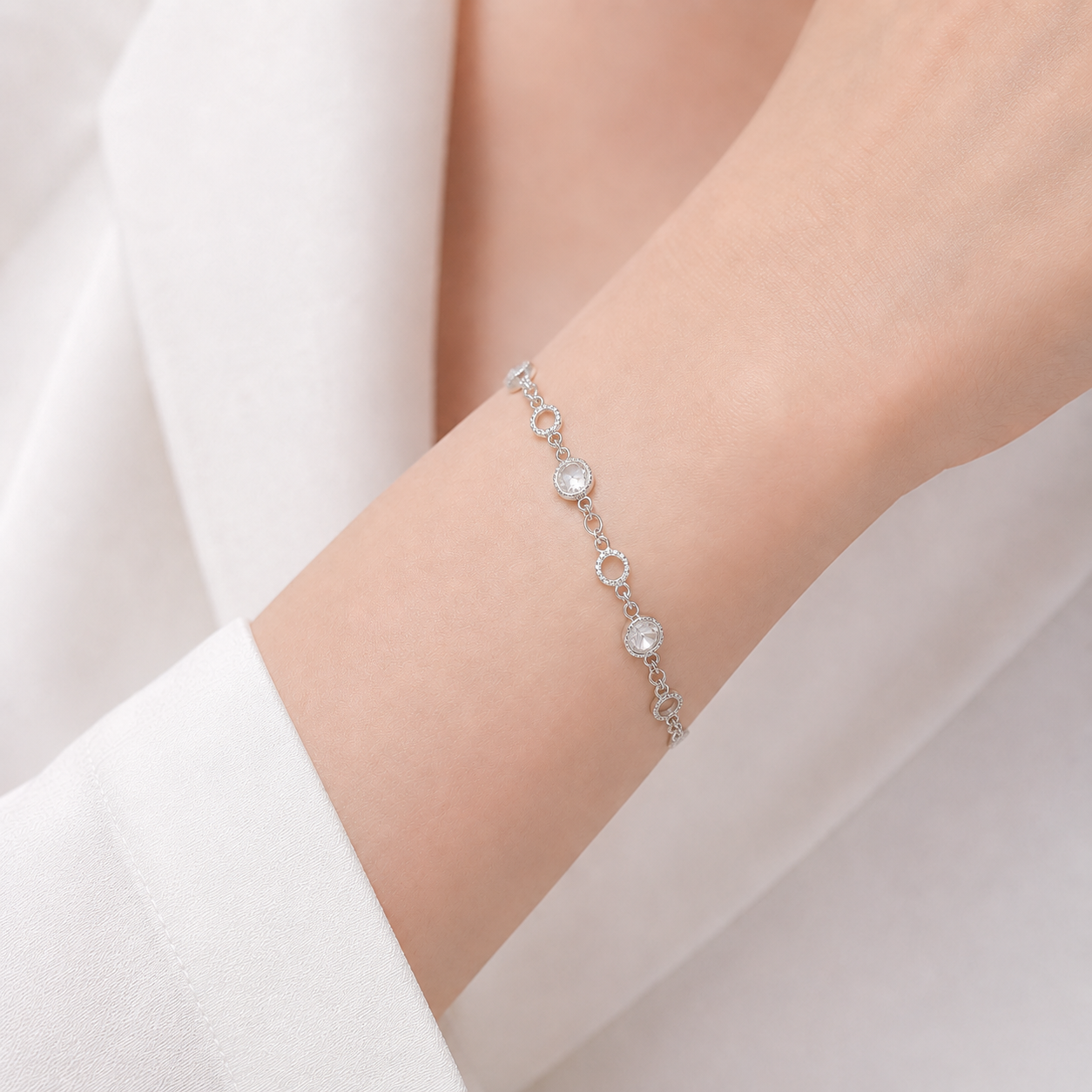 Pulseira Ponto de Luz com Círculos Folheada a Prata com Zircônias - 16 cm + 4 cm (Alongador)
