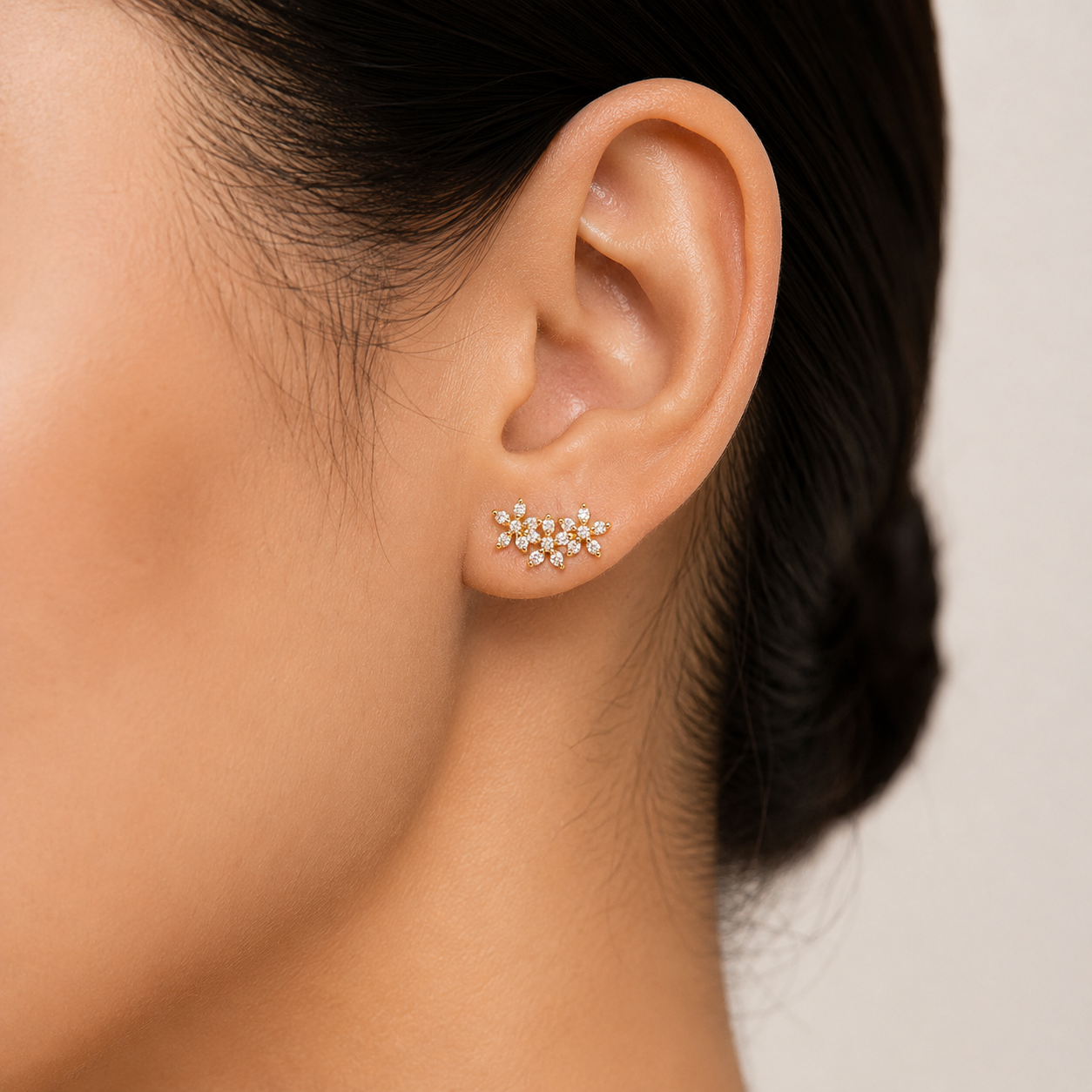 Brinco Ear cuff 3 Flores Cravejadas Banhado a Ouro 18k com Zircônias - 1,5 cm