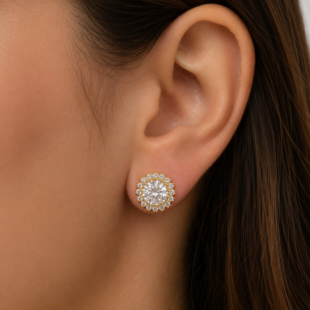 Brinco Redondo Borda Cravejada Pedra Central de 8 mm Banhado a Ouro 18k com Zircônias -1,3 cm