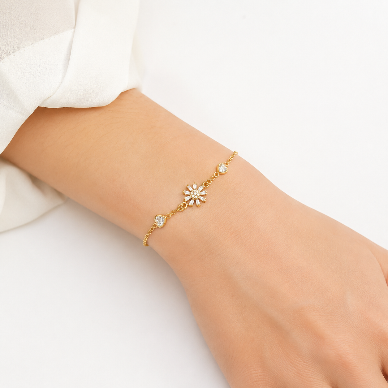 Pulseira Flor Cravejada e Corações Banhada a Ouro 18k - 16,5 cm + 3,5 cm (Alongador)
