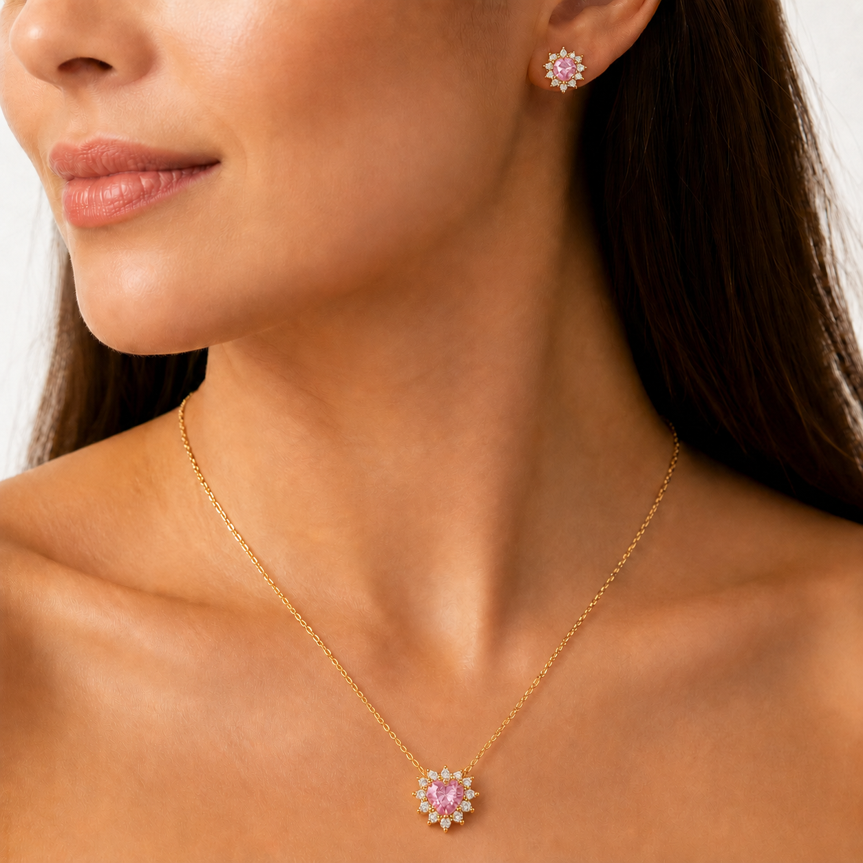 Conjunto Coração Rosa Borda Cravejada Banhado a Ouro 18k com Zircônias - 1cm, 8mm