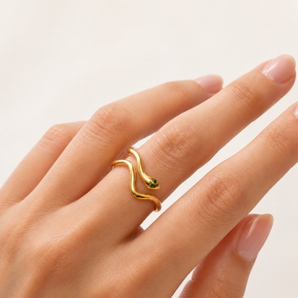 Anel Cobra com Olhos Verdes Banhado a Ouro 18k com Zircônia Verde Tam.21