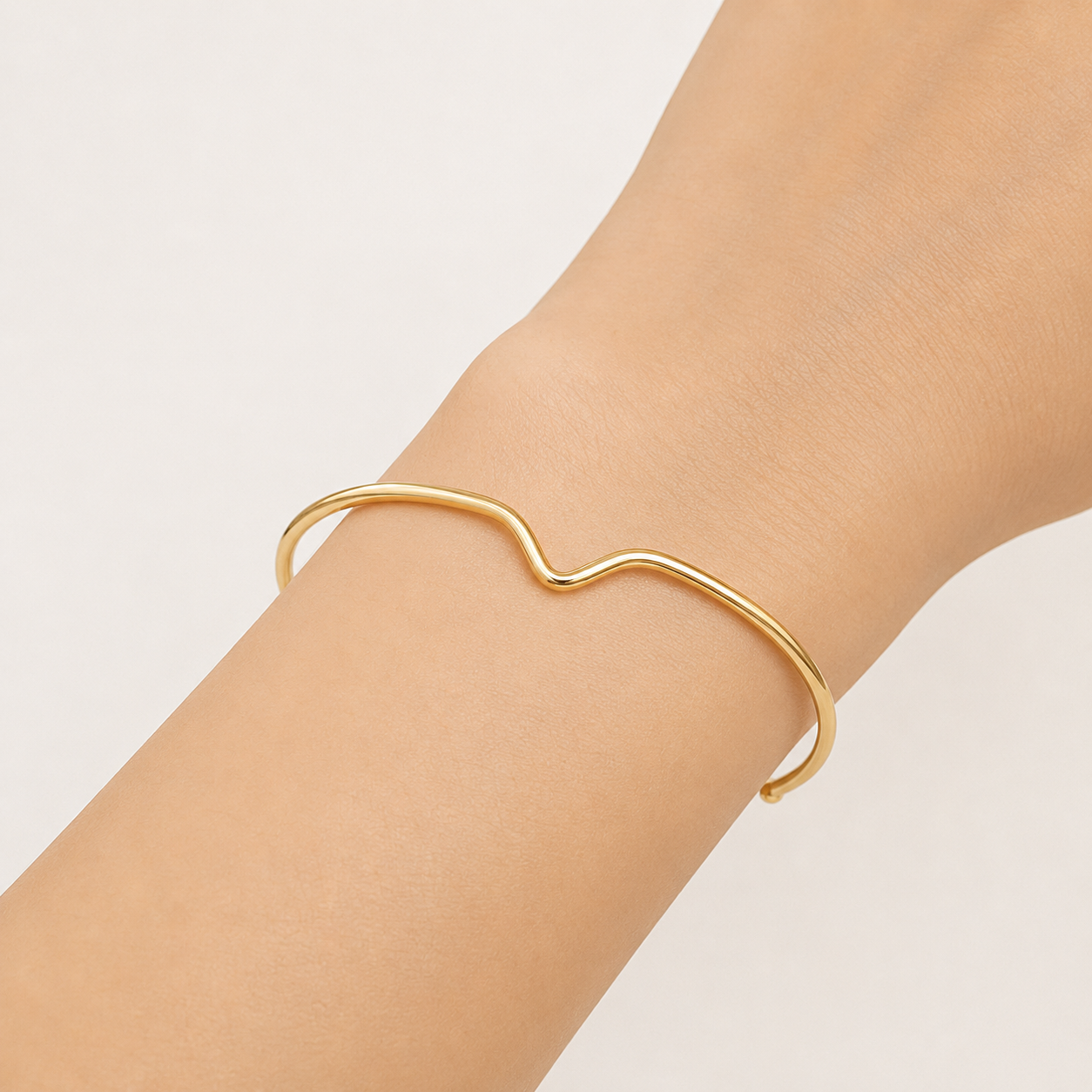 Pulseira Bracelete Aberto Detalhe em 'V' Banhado a Ouro 18k