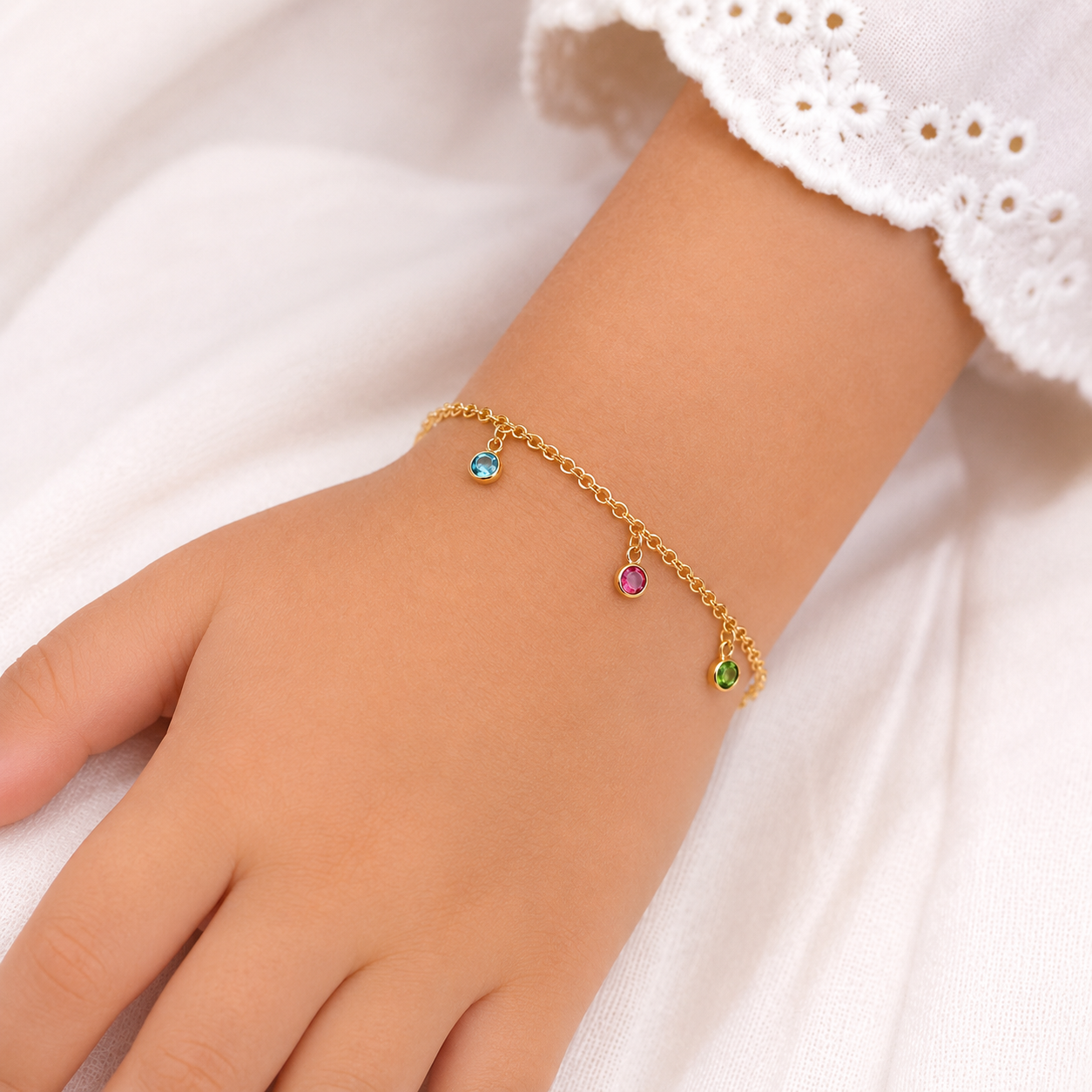 Pulseira Infantil Círculos Coloridos Pendentes Banhado a Ouro 18k com Cristais Coloridos - 15 cm
