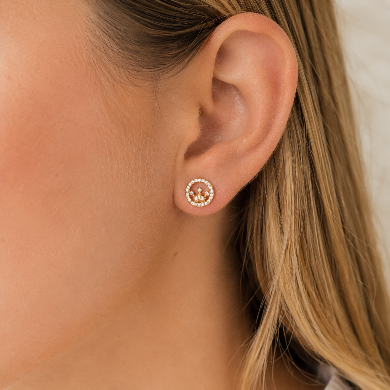 Brinco Circular Coroa Vazado Cravejado Banhado a Ouro 18k com Zircônias - 1 cm