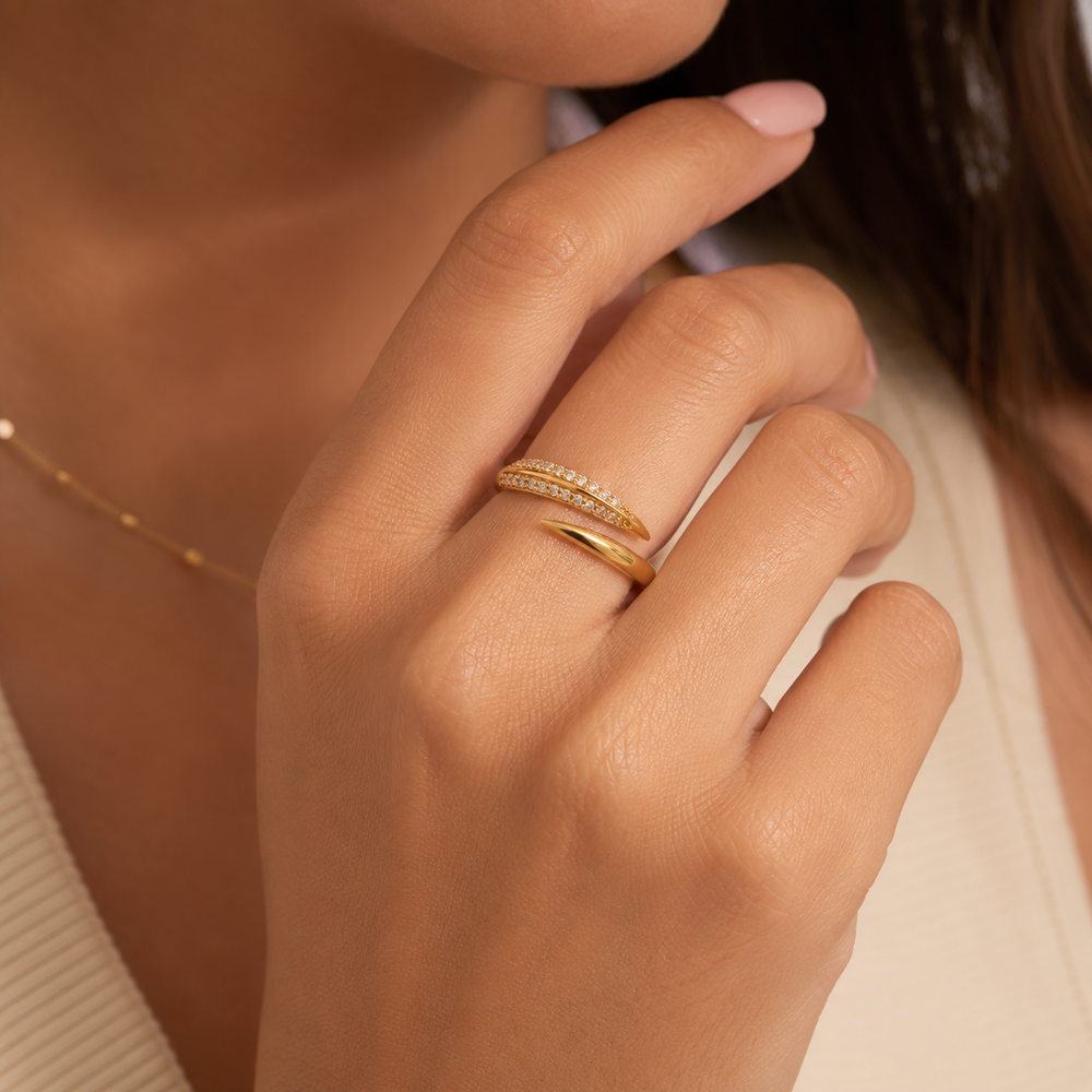 Anel Ajustável Ponta Lisa e Cravejada Banhado a Ouro 18K com Zircônias
