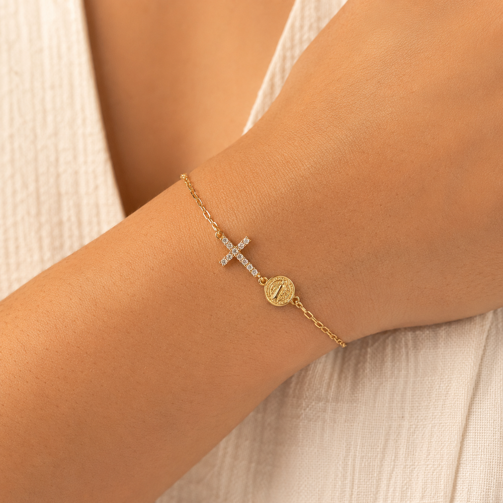 Pulseira Elo Corrente Medalha São Bento e Cruz Cravejada Banhada a Ouro 18k com Zircônias - 16 cm + 4 cm (Alongador)