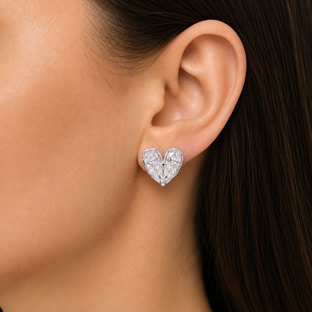 Brinco Coração Assimétrico Folheado a Prata 18k com Zircônias - 1,3 cm