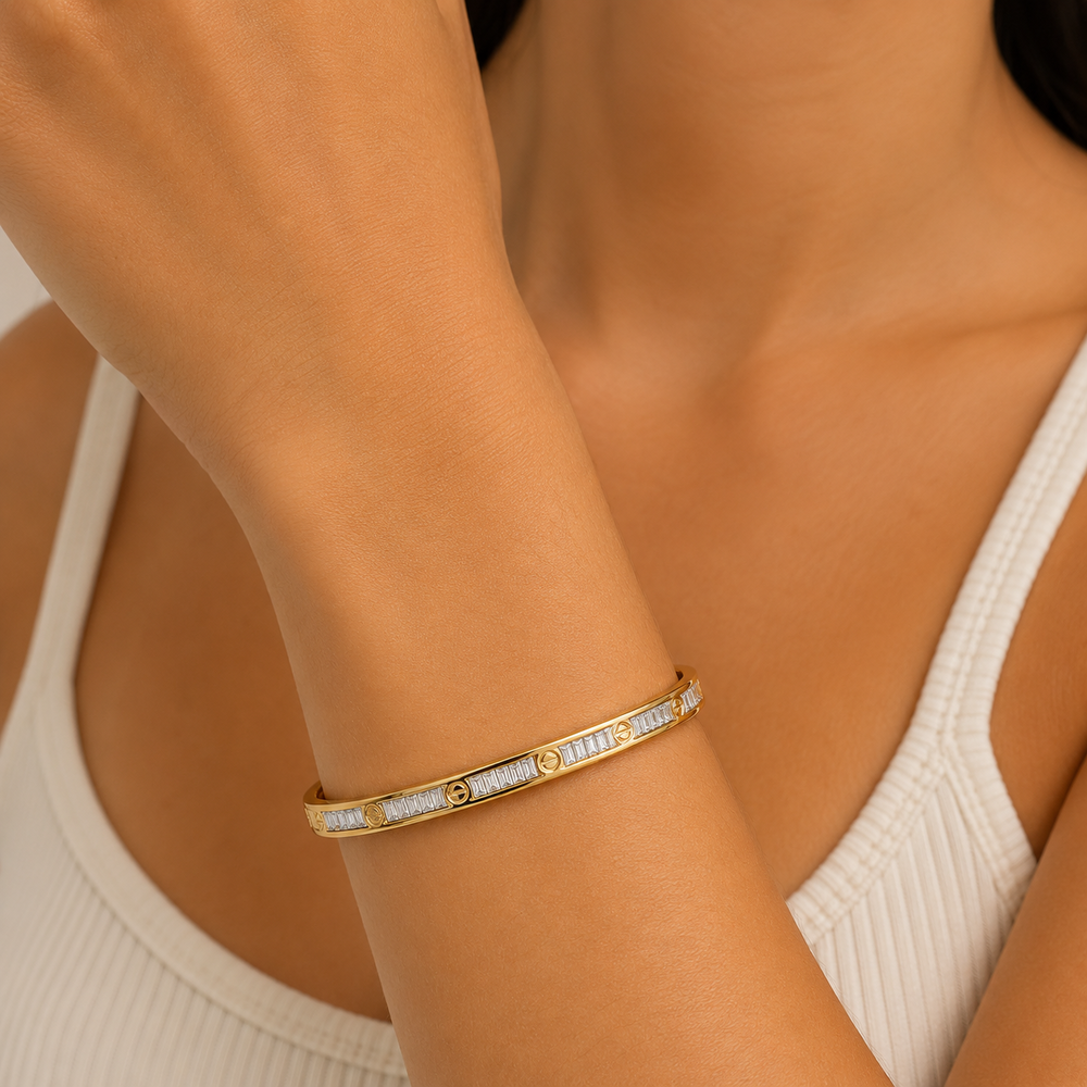 Pulseira Bracelete Pedra Baguete Detalhes Intercalados Banhado a Ouro 18k com Zircônias Fecho Click